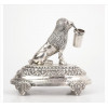 <p>Paliteiro de prata-de-lei, contraste ilegível, ornamentado com figura de cão segurando balde, base ricamente decorada com ramagens e perolados. Alt. 10 x 10 x 07cm. Brasil Séc. XIX. ( 150g )</p>