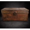 <p>Baú antigo com estrutura de madeira, forma retangular, revestido de couro natural rústico, terminando com detalhes de tarraxas, alças laterais e fechadura de ferro de época. Alt. 33 x 71 x 34cm. Brasil, séc. XIX</p>
