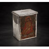 <p>Rara esmoleira de prata-de-lei regional sem contraste, ornamentada com pintura representando Cristo da Paciência, sobre placa de metal. Alt. 17 x 14 x 15cm. Brasil, séc. XVIII/XIX (peso total 995 gramas)</p>