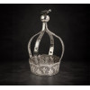 <p>Coroa de prata-de-lei regional sem contraste, finamente ornamentada com trabalho cinzelado, com ramagens estilizadas e almofadas em relevo, no topo imagem de Divino Espírito Santo. Alt. 37 x 24 x 24cm. Brasil, séc. XIX (peso total 690 gramas)</p>