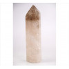 <p>Obelisco de cristal de rocha facetado. Alt. 31 x 10 x 10cm. Europa, início séc. XX (com pequenos bicados)</p>
