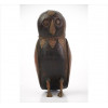 <p>Escultura de madeira nobre entalhada representando figura de coruja, adornada com folhas de cobre e metal. Alt. 19 x 08 x 10cm. Início séc. XX</p>