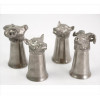 <p>Jogo de 04 copos de estanho para licor, ornamentados com cabeças de animais. Alt. 09 x 04cm cada. Europa, séc. XX</p>