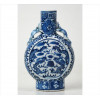 <p>Moonflask de porcelana esmaltada nas tonalidades azul e branco, ornamentado com flores de peônias, dragões em reservas e alças estilizadas. Alt. 16 x 11 x 05cm. China, séc. XIX/XX (com pequeno bicado no bocal)</p>
