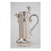<p>TOPÁZIO, Tankard de metal espessurado à prata, ornamentado com decoração bico de jaca, parte superior com cena de querubins e guirlandas, pega da tampa em forma de leão, manufatura Topázio Casquinha. Alt. 30 x 18 x 12cm. Portugal, séc. XX</p>