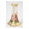 <p>Castiçal de porcelana alemã finamente esmaltado, ornamentado com motivos chinoiserie e douração, resquício de marca de manufatura sob a base. Alt. 11 x 06 x 06cm. Alemanha, início séc. XX (com furo na base)</p>