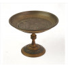 <p>Centro de mesa de bronze com reserva central decorada com cena idílica. Alt. 10 x 13cm. Europa, início séc. XX</p>