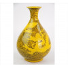 <p>Vaso de cerâmica esmaltada nas tonalidades preto e amarelo, ornamentado com figura de dragão e fênix sobre ondas. Alt. 31 x 18cm. China, séc. XX</p>