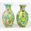 <p>Par de vasos de vidro artístico de murano, decorado com múltiplas tonalidades. Alt. 20 x 11cm cada. Itália, séc. XX</p>
