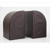 <p>Par de serra-livros revestidos de couro, adornados com as inicias G.A, marca da manufatura Giorgio Armani na base. Alt. 20 x 12 x 13cm cada.</p>