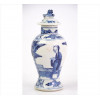 <p>Potiche miniatura de porcelana, esmaltado nas tonalidades azul e branco, decorado com figuras em cenas de jardim, marca de quatro caracteres sob a base. Alt. 15 x 08cm. China, séc. XX </p>