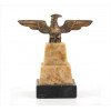 <p>Escultura de bronze estilo e época Art-Deco, representando figura de águia, sobre base de pedra. Alt. 13 x 11 x 06cm (total). Europa, início séc. XX (escultura foi colada na base)</p>