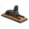 <p>Escultura de resina representando figura de esfinge. Alt. 14 x 28 x 11cm. Séc. XX</p>
