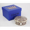 <p>RICHARD GINORI, Caixa italiana de porcelana esmaltada, modelo Labirinto, forma circular, ornamnetada com gregas, marca da manufatura sob a base, acompanha caixa original. Alt. 05 x 13cm. </p>