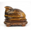 <p>Caixa de pedra olho-de-tigre esculpida, representando figura de codorna repousando, sobre base de madeira. Alt. 08 x 10 x 07cm. China, séc. XX (com pequeno bicado)</p>