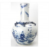<p>Floreiro de porcelana esmaltado nas tonalidades azul e branca, decorado com cena mitológica e dragões em relevo. Alt. 56 x 35cm. China, séc. XVIII. (c/ pequenos bicados e pequeno restauro )</p>