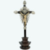 <p>Belíssimo crucifixo brasileiro em jacarandá com a imagem do crucificado em madeira patinada, belamente entalhada. Ponteiras e adereços em prata ricamente lavrada e burilada. Rio de Janeiro, Brasil, séc. XVIII. Dimensões: 86 x 40 x 10 cm.</p>