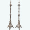 <p>Par de grandes tocheiros de altar ao estilo Dom José, em bronze banhado à prata. Decoração de volutas e arabescos barrocos e folhas de acanto. Base trípode ornada por pés em volutas sobre sapatas. Brasil, séc. XX. Dimensões: 72 x 20 x 20 cm.</p>