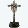 <p>Extraordinário e raro Cristo Crucificado - Imaginária sacra brasileira esculpida em monobloco de jacarandá com expressiva anatomia. Fixada sobre cruz profusamente adornada com apliques, ponteiras e resplendores em prata de lei. Rio de Janeiro, Brasil, séc. XVIII. Dimensões: 88 x 48 x 25 cm.</p>