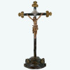 <p>Mestre Piranga - Grande crucifixo com Cristo em madeira nobre, ricamente esculpido, com ornamentação em prata de lei. Minas Gerais, séc. XVIII. Em excepcional estado de conservação. Peça de coleção. Dimensões: 85 x 45 x 15 cm.</p>