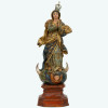 <p>Belíssima Nossa Senhora da Conceição em madeira policromada com manto e vestes em plissados movimentados, espraiados aos pés. A virgem santa é apresentada com sua tradicional postura com as mãos postas em atitude de oração. Está pousada em enrolados de nuvens na cor azul celeste com uma cabeça de anjo e o crescente lunar. Base chanfrada anexada a plateau marmorizado. Minas Gerais, Brasil, séc. XVIII. Dimensões: 40 x 15 x 11 cm (Coroa de prata: 4,5 cm).</p>