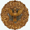 <p>Florão representando “Divino Espírito Santo” em madeira ricamente entalhada e vazada a ouro fino, montado sobre belíssima base repuxada e ornamentada com fino entalhe de flores no entorno do período Barroco. Minas Gerais, Brasil, séc. XIX. Dimensões: ø40 x 14 cm.</p>