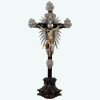 <p>Raro crucifixo com base e cruz em jacarandá, escultura brasileira decorada com remates e resplendores em prata de época. A figura está representada morta, usando cendal drapeado e esvoaçante, preso à cintura por corda. Base e cruz em jacarandá entalhado, decorado com moldurados, volutas e enrolamentos. Um dos braços solto. Aplicações em prata finamente cinzelada. Rio de Janeiro, Brasil, séc. XVIII. Dimensões: 82 x 39 x 11 cm.</p>