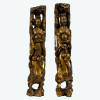 <p>Imponente par de esculturas representando figuras com flores de lótus em madeira ricamente entalhada e brunida a folha de ouro. China, séc. XIX. Dimensões: 44 x 8 x 6 cm cada.</p>