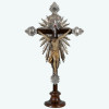 <p>Belíssimo crucifixo em jacarandá com a imagem do crucificado em madeira patinada, belamente entalhada. Ponteiras e adereços em prata ricamente lavrada. Portugal, séc. XVIII. Dimensões: 64 x 37 x 6 cm.</p>