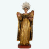 <p>SÃO VICENTE FERRER. Raríssima imagem do Santo representado com asas. Escultura em madeira, de fino lavor artístico. Na iconografia cristã são pouquíssimos os santos homens que recebem essa distinção na sua representação. De fato, ela é utilizada para dois santos dominicanos: São Tomás de Aquino, o Doutor Angélico e São Vicente Ferrer o anunciador do apocalipse. São Vicente Ferrer foi um dos santos que mais trabalhou pela conversão dos judeus e dos muçulmanos. Alguns historiadores chegam a afirmar que converteu cerca de 25.000 judeus e mais de 8.000 islamitas. Por ocasião do Domingo de Ramos de 1407, estando ele em pregação na igreja de Ecija, Espanha, uma mulher judia, cheia de riquezas e poder, foi assistir os sermões de São Vicente para manifestar sarcasmos. Por fim, ela atravessou no meio do povo para ir embora. Todos os presentes ficaram indignados. Mas São Vicente disse bem alto: Deixai-a sair, porém afastai-vos do pórtico. O povo obedeceu. Quando a mulher passou sob o pórtico, este caiu sobre ela, e ela faleceu. São Vicente caminhou até o corpo da mulher e ordenou com voz forte e poderosa: Mulher, em nome de Jesus Cristo, volte à vida! E a mulher ressuscitou. Todos ficaram maravilhados. Após o milagre, a senhora se converteu ao catolicismo. Todos os anos, em Ecija, uma procissão comemorava o extraordinário fato da morte e conversão da mulher judia. (Com resplendor de metal espessurado a prata que acompanha a imagem). Proveniente da Antiga coleção do Dr. Celso Álvares. Minas Gerais, Brasil, séc. XVIII. Dimensões: 75 x 36 x 21 cm (Resplendor: 13 cm).</p>