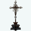 <p>Belíssimo crucifixo em madeira de jacarandá com prata trabalho do séc. XVIII com Cristo, resplendores e terminais da cruz em prata. Rio de Janeiro, Brasil, séc. XVIII. Dimensões: 41 x 20 x 8 cm.</p>