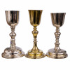 <p>Trio de cálices (Peso total: 1.315 gramas):<br />Raro cálice de prata baiana lisa e repuxada. Bahia, Salvador do séc. XVIII. Peça de coleção Peso bruto: 375 gramas. Dimensões: 24 x ø12 cm;<br />Raro cálice de prata baiana lisa e repuxada com interior em vermeil (dito banho de vermeil/ouro). Bahia, Salvador, séc. XVIII. Peça de coleção. Peso bruto: 435 gramas Dimensões: 25 x ø12 cm;<br />Raro cálice de prata baiana lisa e repuxada em vermeil (dito vermeil/banho de ouro). Bahia, Salvador, séc. XVIII. Peça de coleção Peso bruto: 510 gramas. Dimensões: 25 x ø13 cm.</p>
