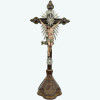 <p>Excepcional e raro crucifixo em jacarandá. A escultura com a figura está representada agonizante, com coroa de espinhos na cabeça e cendal drapeado, de ponta pendente, vestes à cintura. Representação naturalista dos ferimentos e sangue com policromia e aplicações. Cruz e base em jacarandá entalhado, com terminais, cravo e resplendores em prata. Placa com inscrição 'INRI' em prata. Peça rara de coleção. Dimensão: 98 x 44 x 23 cm. Nota: Chamamos especial atenção para a elevada qualidade escultórica de Jesus Cristo, tanto na representação anatômica, expressão serena da face e do movimento, dobras e decoração do cendal e da corda.</p>