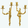 <p>Par de arandelas estilo Luis XV em bronze ormolu ricamente entalhadas e vazadas decoradas com motivos vegetalistas para 2 velas cada. França, séc. XIX. Dimensões: 40 x 25 x 11 cm cada.</p>