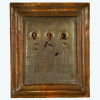 <p>Rússia – Importante ícone com placa de cobre representando 3 santos. Final do século XVIII. Dimensões: 24 x 20 cm.</p>