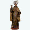 <p>Extraordinária e rara imagem de devoção São João da Cruz” em madeira ricamente entalhadae vazada. Importante figura do catolicismo e co-fundador da ordem das Carmelitas Descalças ao lado de Santa Teresa de Ávila. Procedente do Rio de Janeiro, Brasil, séc. XVIII. Peça rara de coleção. Dimensões: 65 x 30 x 15 cm (Resplendor: 12 cm).</p>
