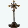 <p>Mestre Piranga (Atribuído). Magnífico e raro crucifixo com base e cruz em madeira entalhada e policromada a ouro, escultura com cristo crucificado na cruz. A figura está representada morta, usando cendal drapeado e esvoaçante, preso à cintura por corda. Imagem atribuída ao Mestre Piranga (ativo na região de Piranga, Minas Gerais). A posição e o semelhante de cristo, aliados ao tratamento dos crucifixos dramáticos do período barroco, evidenciam a autoria. Exemplar de devoção doméstica. Procedente da ex-coleção P.P. (Brasilia/DF). Dimensões: 81 x 73 x 18 cm.</p>