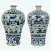 <p>Par de vasos em porcelana chinesa ao estilo da Cia. das Índias da dinastia Ming decorados com esmaltes azul e branco; China, início do século XXI. Dimensão: 33 x 20 x 20 cm cada.</p>