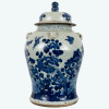 <p>Grande vaso com tampa em porcelaria chinesa ao estilo da Cia. das Índias, decorado com esmaltes azul e branco; China, séc. XXI. Dimensões:  47 x ø35 cm (Pote: 35 x ø25 cm; Tampa: 12 x ø20 cm).</p>