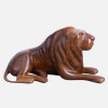 <p>Leão deitado – Escultura de artesanato em madeira nobre. Brasil, séc. XX. Dimensões: 31 x 25 x 63 cm.</p>