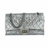 <p>Chanel - 2.55 Metalizada - Alça de ombro - 20 x 30 x 10 cm. Excelente estado de conservação. Certificado emitido pelo Entrupy.</p>