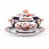 <p>Sopeira em porcelana europeia com seu presentoir decoração lembra peças inglesas - 18 cm alt, 37 x 27 cm.</p>
