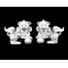 <p>Par de cães de Fó em porcelana esmaltada padrão Blanc de Chine. China Sec XX - 16 cm alt, 20 x 10 cm.</p>