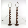 <p>Par de tocheiros em madeira torneada, adaptados para abajur, acompanham cúpula em pergaminho. 61 cm alt.</p>