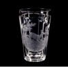 <p>Copo de vidro da Bohemia com cervo numa floresta - 15 cm alt, 9 cm diâm.</p>