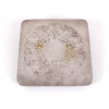 <p>Christofle. Descanso de mesa en metal espessurado a prata modelo malmaison - Marcas na peça. França, 1950. 22 x 22 cm.</p>