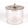 <p>Bomboniere em vidro com tampa em metal espessurada a prata, decorada com trabalho floral - 11 cm alt, 13 cm diâm.</p>