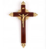 <p>Imagem de bronze dourado, modelado à maneira naturalista na Imagem de Cristo crucificado. Cruz em madeira revestida de radica - 50 x 31cm.</p>