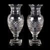 <p>Par de vasos em cristal a maneira Baccarat. 34 x 14 cm.</p>