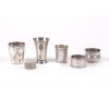 <p>Conjunto com peças diversas em prata contendo, um porta guardanapo, um porta pílula, um saleiro, um copo com decoração de cachos de uva, um copo com decoração floral, e um copo com movimento de saia. maior - 8 cm alt.</p>